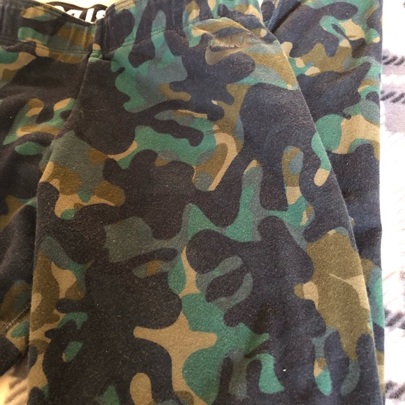 SOLD—-Nike Camo tights - Picture 4 of 6
